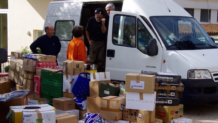 Ici Bientôt participe à une collecte pour un convoi solidaire à destination de la Grèce.